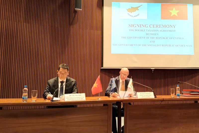 Thứ trưởng Bộ Tài chính Cao Anh Tuấn và Bộ trưởng Bộ Tài chính Makis Keravnoský Hiệp định về tránh đánh thuế hai lần