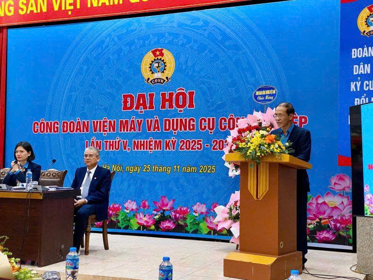 Đồng chí Vũ Trường Sơn - Phó Chủ tịch Công đoàn Công Thương Việt Nam - phát biểu chỉ đạo tại Đại hội Công đoàn Viện IMI lần thứ V.