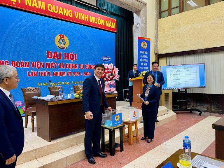 Công đoàn viên tiến hành bỏ phiếu tại Đại hội Công đoàn Viện IMI lần thứ V.