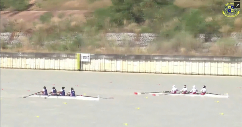 Tấm huy chương vàng được mang về bởi bốn tay chèo Lê Thị Hiền, Dư Thị Bông, Hà Thị Vui và Phạm Thị Ngọc Anh. Ảnh: TTXVN