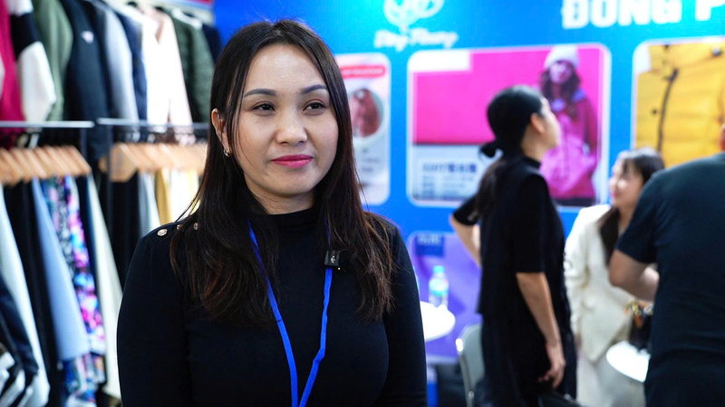 Bà Thảo Thị Thanh Mai - Đại diện Công ty Vải Đông Phương chia sẻ về cách tiếp cận của doanh nghiệp vào thị trường EU. Ảnh: Thái Mạnh