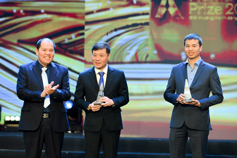 Ông Vương Vũ Thắng - Chủ tịch Hội đồng quản trị Công ty cổ phần VCCorp trao giải thưởng cho các dự án đạt giải Hạng mục Ý tưởng.