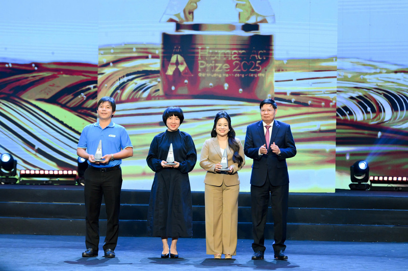 Đồng chí Phan Văn Anh - Phó Chủ tịch Tổng Liên đoàn Lao động Việt Nam - trao giải cho 3 dự án nhận giải thưởng hạng mục dự án Kịp thời.