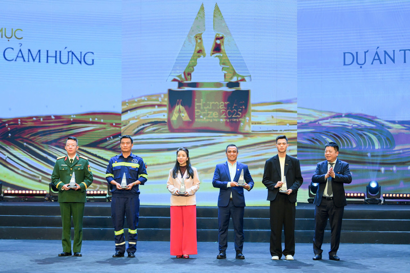 Đại diện 5 dự án nhận giải dự án Truyền cảm hứng.