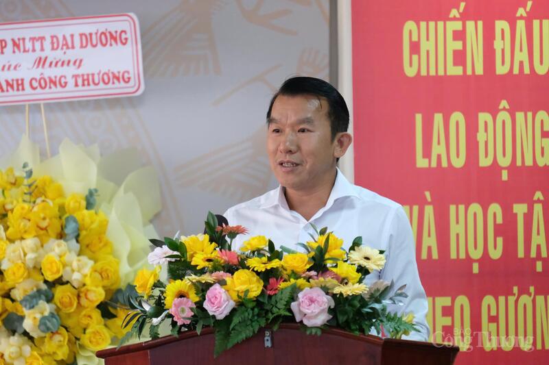 Đại diện Công ty Thủy điện Đồng Nai phát biểu tại hội nghị. Ảnh: Diễm Thương