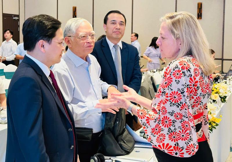 Các chuyên gia trao đổi trong khuôn khổ hội nghị.