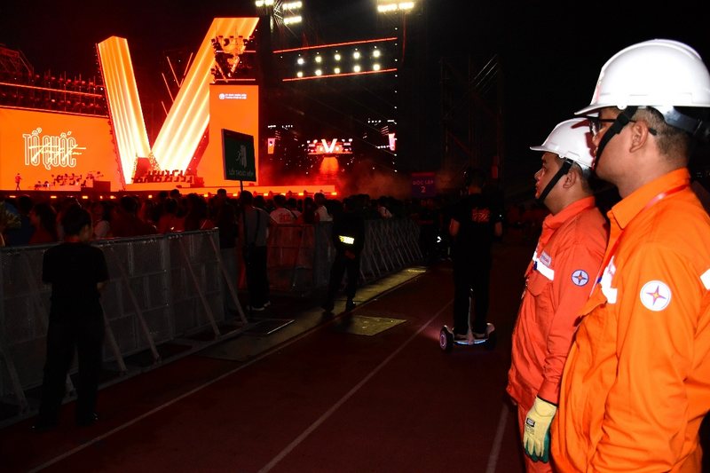 Công nhân EVNHANOI ứng trực tại Concert Quốc gia - Sân vận động Mỹ Đình