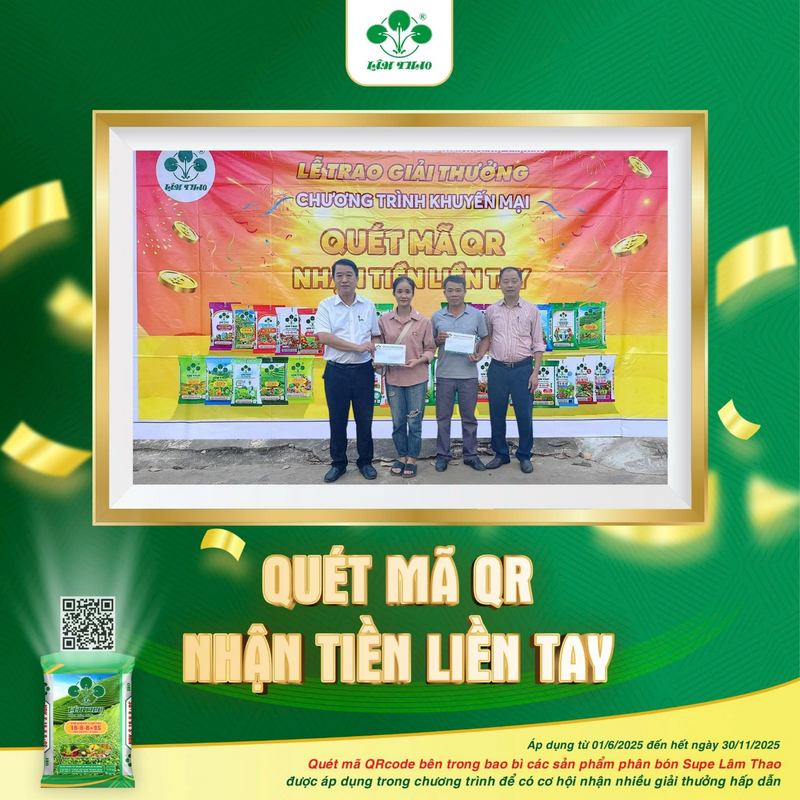 Đại diện Supe Lâm Thao trao giải thưởng cho người tiêu dùng trúng giải tại Thái Nguyên