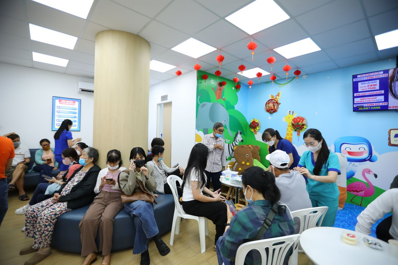 Người dân chủ động chăm sóc sức khỏe thông qua các trung tâm y tế uy tín.