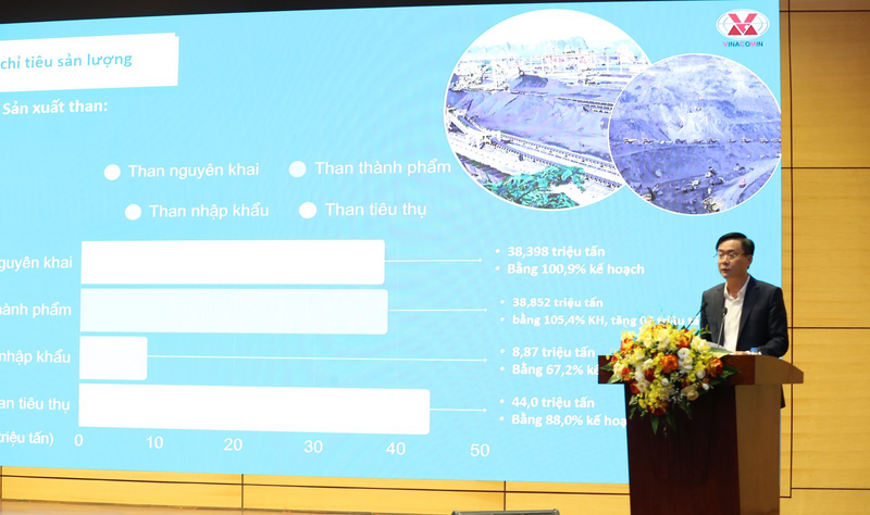 Phó Tổng giám đốc Tập đoàn Trần Hải Bình báo cáo tại hội nghị