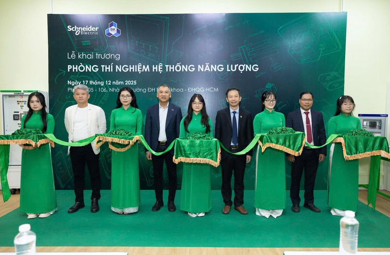 Đại diện Schneider Electric và Trường Đại học Bách khoa –Đại học Quốc gia TP. Hồ Chí Minh cắt băng khai trương Phòng thí nghiệm hệ thống năng lượng