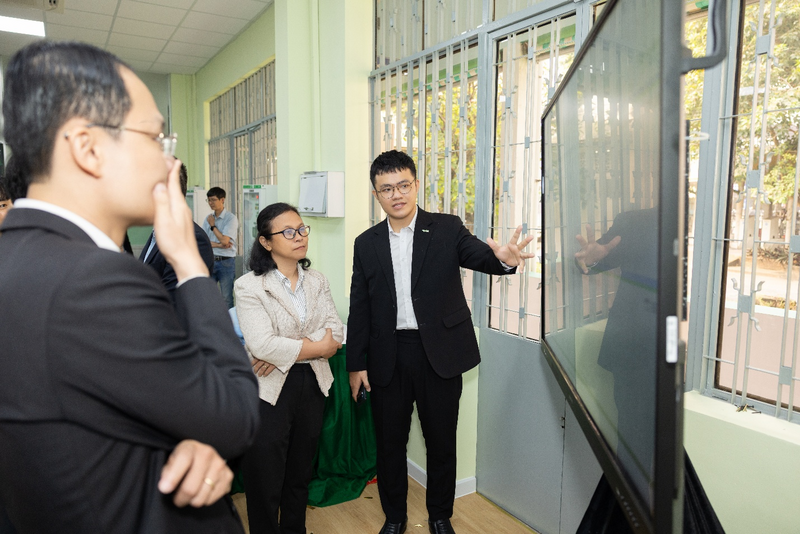 Đại diện Schneider Electric giới thiệu và trao đổi cùng các thầy cô Trường Đại học Bách khoa – Đại học Quốc gia, TP. Hồ Chí Minh