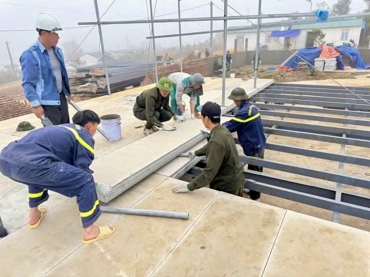 Các công trình trường mầm non, tiểu học đang được gấp rút thi công, đảm bảo tiến độ. Ảnh: Công an tỉnh Lai Châu