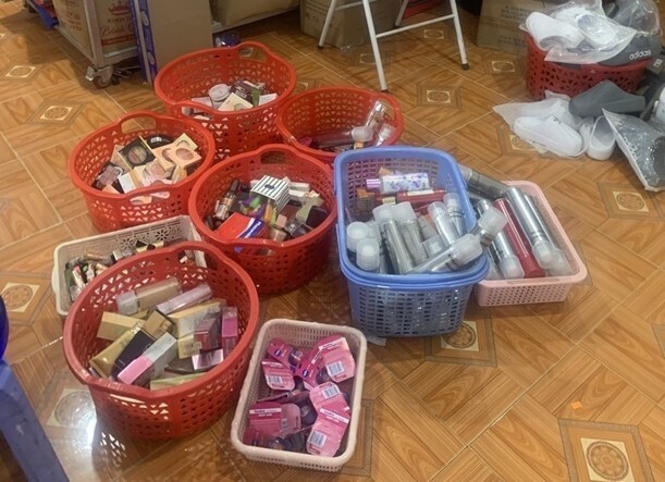 Lực lượng Quản lý thị trường tỉnh Tuyên Quang kiểm tra, phát hiện 330 sản phẩm mỹ phẩm không có hóa đơn chứng từ chứng minh nguồn gốc hợp pháp tại xã Quang Bình. Ảnh: QLTT Tuyên Quang