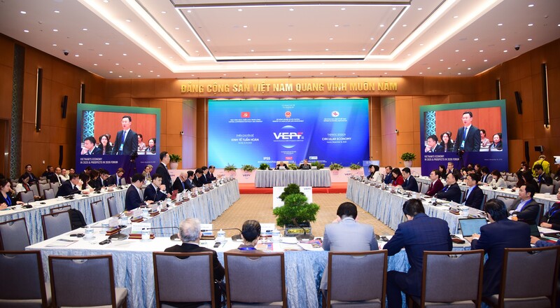 វគ្គបណ្តុះបណ្តាលក្រោមប្រធានបទសេដ្ឋកិច្ចវិលជុំ ក្នុងក្របខ័ណ្ឌ VEPF បានទាក់ទាញការចូលរួមពីប្រតិភូរាប់រយនាក់។