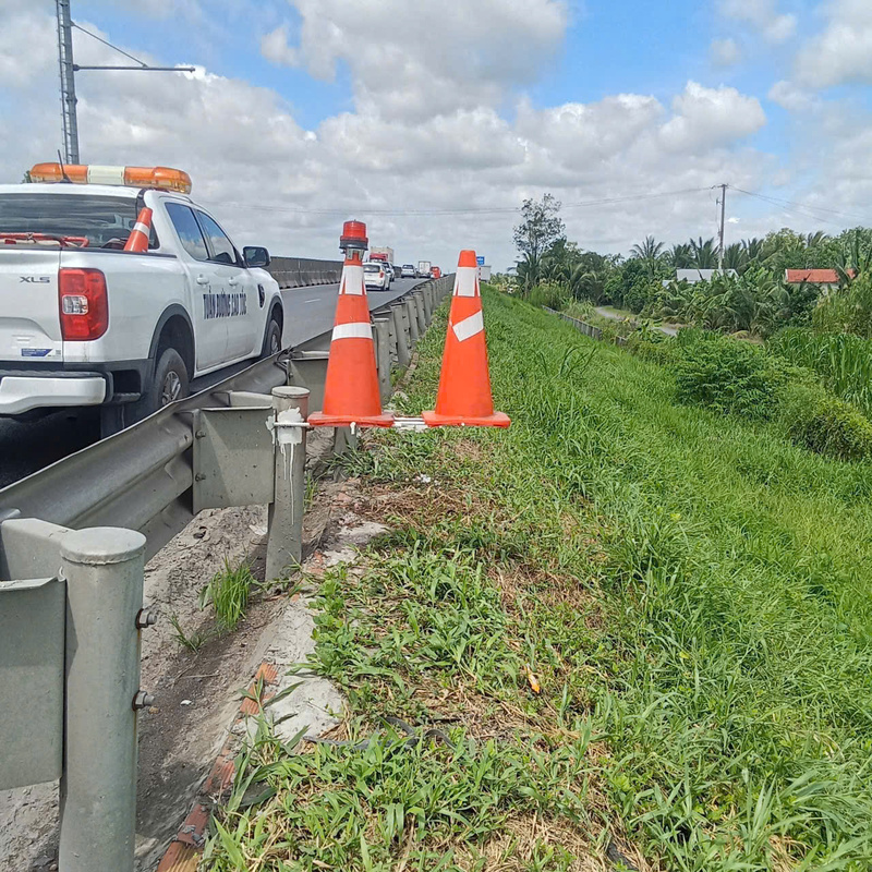 Chóp nón màu cam được đặt bên đường để tài xế sẵn sàng sử dụng khi gặp sự cố. Sáng kiến đơn giản này đã giảm đáng kể nguy cơ tai nạn.