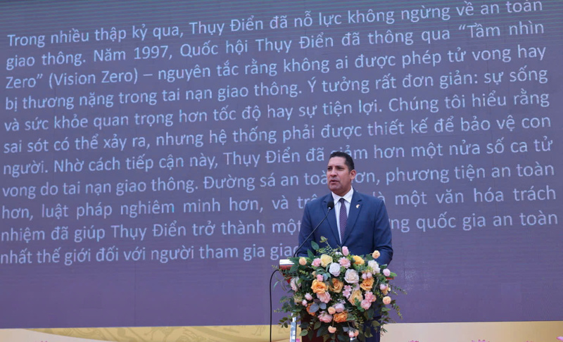 Đại sứ Thụy Điển - ông Johan Ndisi phát biểu tại buổi lễ triển khai Chiến dịch an toàn giao thông 2025 "Mũ bảo hiểm an toàn - Trẻ em an toàn". Ảnh: Tùng Lâm