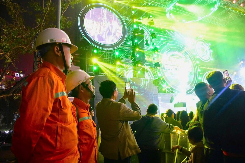 Công nhân EVNHANOI ứng trực tại Countdown 2025