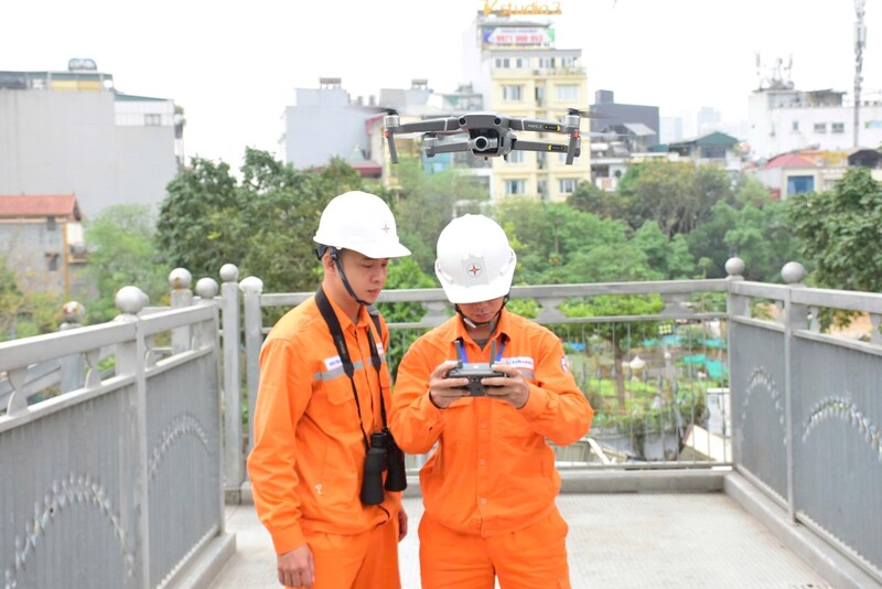 Công nhân EVNHANOI sử dụng thiết bị bay không người lái trong công tác kiểm tra, giám sát lưới điện.