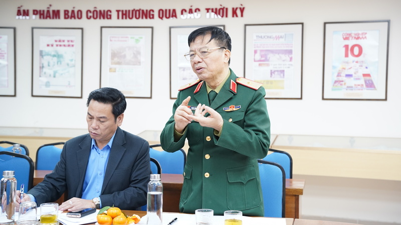 Merkezi Askeri Komisyon 35. Yönlendirme Komitesi uzmanı Tümgeneral Pham Van Huan, yapay zekanın haber odası operasyonlarına entegre edilmesinin, gazetecilikte dijital dönüşüm bağlamında uygun bir yön olduğunu değerlendirdi.