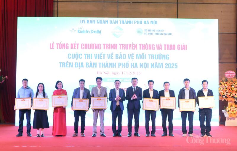 Các tổ chức, cá nhân nhận được Giấy khen của Ban Tổ chức. Ảnh: H.S