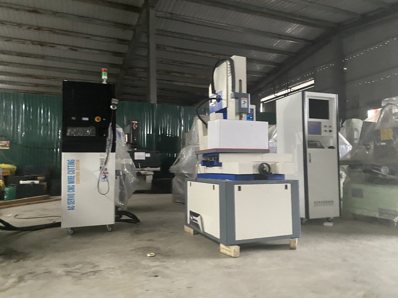 Máy moc, thiết bị đã qua sử dụng gian lận nhập khẩu bị lực lượng Hải quan phát hiện. Ảnh: CHQ