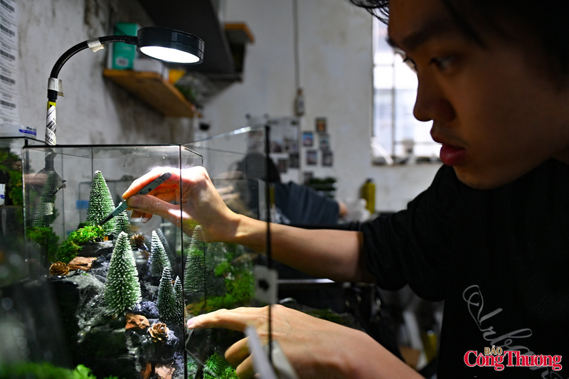 Trong không gian xưởng, những "khu vườn Giáng sinh tí hon" dần thành hình qua sự chăm chút của đội ngũ thợ thủ công.