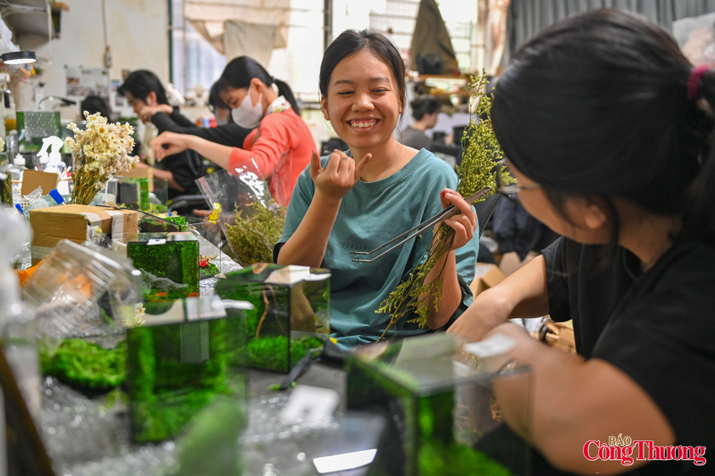 Bạn Hương đang trao đổi với đồng nghiệp bằng ngôn ngữ ký hiệu.