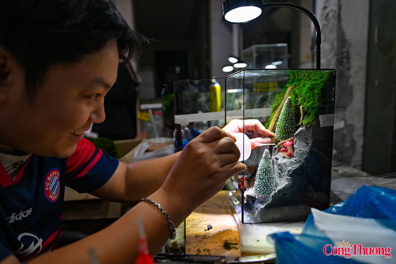 Ngoài những mẫu đơn giản, việc tạo các bể cây với xốp đòi hỏi người thợ phải có khả năng hình dung tốt để cắt xốp và định hình phần thô, tạo chiều sâu cho sản phẩm.