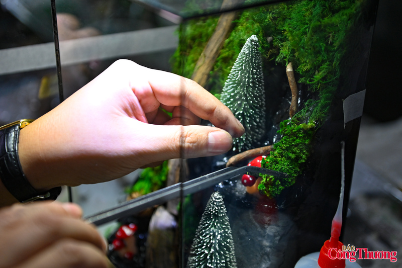 Một thợ lành nghề thường mất khoảng 40 - 45 phút để hoàn thiện một bể kích thước 15 x 15 cm. Với các bể chữ nhật lớn hơn, thời gian chế tác có thể lên tới hơn một tiếng đồng hồ.