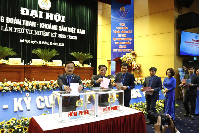 Công đoàn Than - Khoáng sản Việt Nam tiến hành biểu quyết và bầu cử.