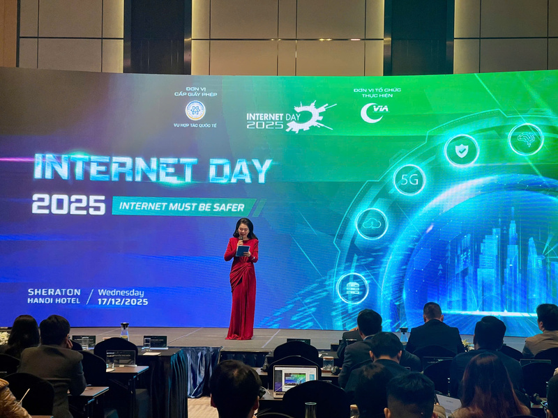 Internet Day 2025 với chủ đề “Kiến tạo không gian số tin cậy - Internet Must Be Safer”.