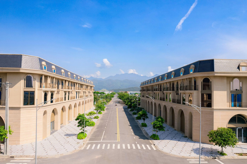 Các dãy shophouse Regal Park View tại Dragon City – Park vẫn gây ấn tượng với vẻ ngoài bền vững. Mỗi căn nhà phố được thiết kế theo phong cách châu Âu tân cổ điển.