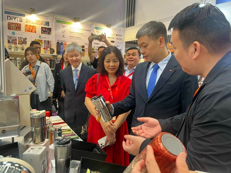 Các đại biểu tham quan gian hàng trưng bày đồ gia dụng tại triển lãm IGHE 2025. Ảnh Phương Hoa.