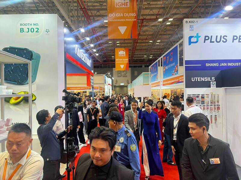 Đông đảo khách tham quan tại triển lãm đồ gia dụng IGHE 2025. Ảnh P. H