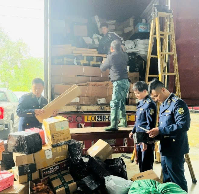 Lực lượng Quản lý thị trường thành phố Huế kiểm tra hàng hoá trên phương tiện vận chuyển qua địa bàn TP. Huế. Ảnh: Nguyễn Tuấn