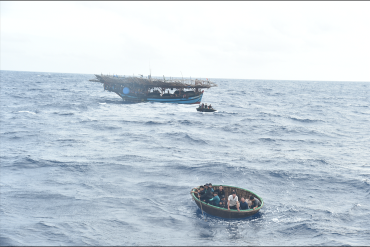 Tiếp nhận an toàn 52 thuyền viên tàu cá Đà Nẵng bị chìm tại Trường Sa - 1