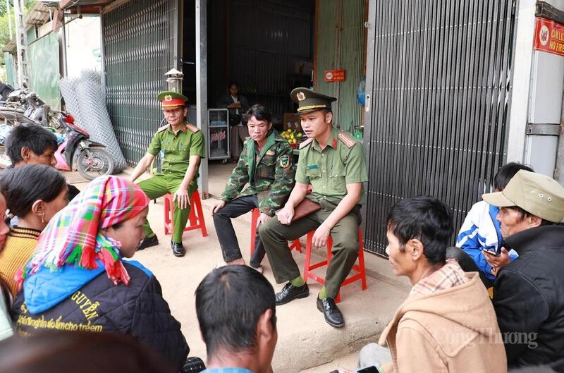 Lực lượng công an tuyên truyền tới người dân vùng đồng bào dân tộc thiểu số nâng cao cảnh giác trước những âm mưu của thế lực thù địch.