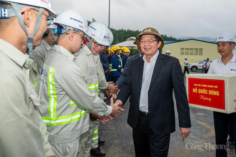 Phó Thủ tướng Chính phủ Hồ Quốc Dũng thăm, động viên các kỹ sư, công nhân đang làm việc tại dự án.