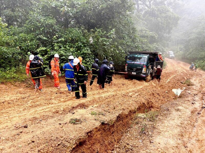 Sự nỗ lực của ngành điện để bà con có dòng điện lưới trước dịp tết đến, xuân về.
