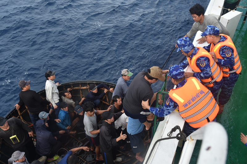 Toàn bộ 52 ngư dân của tàu cá QNa-91917 TS được tàu Cảnh sát biển 364 tiếp nhận.