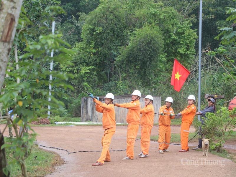 Dân bản hỗ trợ công nhân ngành điện kéo dây, dựng cột.
