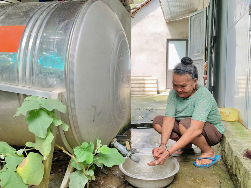 Người dân vùng núi Nghệ An phấn khởi sử dụng nguồn nước đảm bảo vệ sinh tại nhà.
