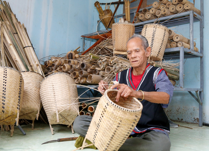 Nghệ nhân Mấu Hồng Thái đan gùi và làm các sản phẩm thủ công của người Raglai.