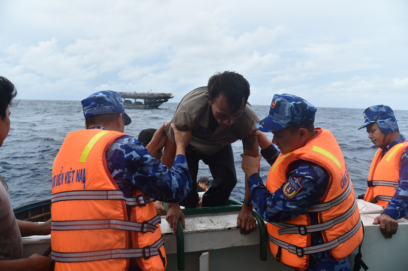 Một ngư dân được cán bộ, chiến sĩ Cảnh sát biển 364 đưa lên tàu thành công.