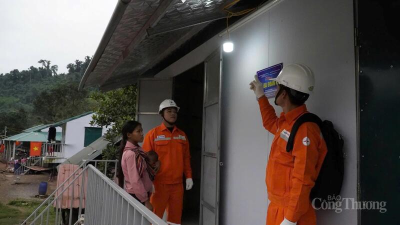 Niềm hân hoan khi điện sáng ở giữa đại ngàn Trường Sơn.