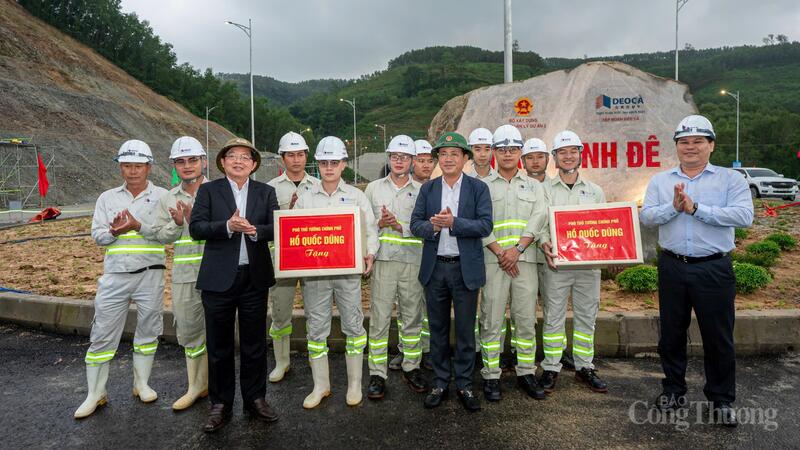 Phó Thủ tướng Chính phủ Hồ Quốc Dũng trao quà, động viên đội ngũ kỹ sư, cán bộ kỹ thuật và công nhân đang trực tiếp thi công trên công trường.