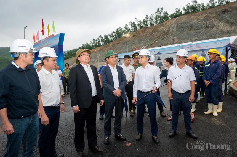 Phó Thủ tướng Chính phủ Hồ Quốc Dũng kiểm tra tại Dự án cao tốc Quảng Ngãi - Hoài Nhơn.