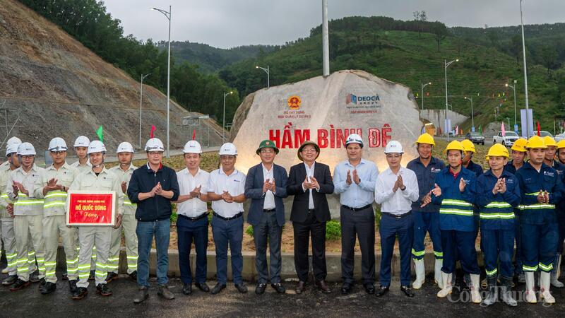 Phó Thủ tướng Chính phủ Hồ Quốc Dũng cùng đoàn công tác chụp hình với đội ngũ kỹ sư, cán bộ kỹ thuật và công nhân đang trực tiếp thi công trên công trường.