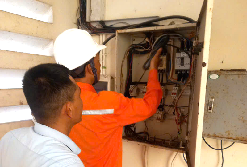 Nhân viên Đội Quản lý điện Liên Chiểu kiểm tra, tư vấn cho người dân sử dụng điện an toàn, đúng mục đích